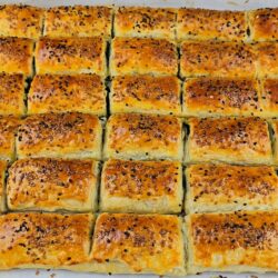 El Açması Ispanaklı Kolay Börek Tarifi