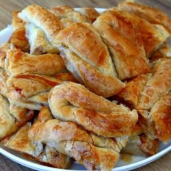 Kolay Açılan Hamuruyla El Açması Börek Tarifi