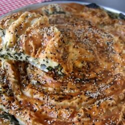 Soslu Ispanaklı Börek Tarifi