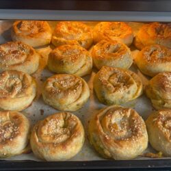 El Açması Gibi Pırasalı Börek Tarifi
