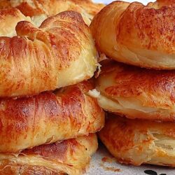 El Açması Peynirli Kolay Tepsi Böreği Tarifi
