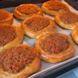 Ev Yapımı Yumuşacık Kıymalı Pide Tarifi