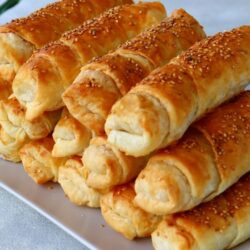 4 Yufka İle 1 Tepsi Kolay Börek Tarifi