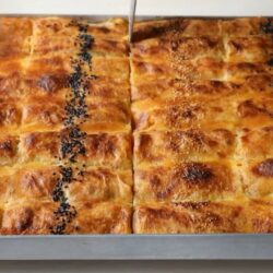 4 Yufkadan 1 Tepsi Börek Tarifi